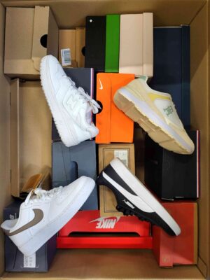 The photo shows a package with footwear in the category CS.