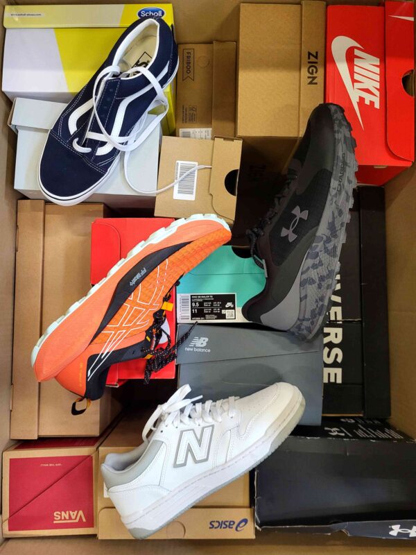 The photo shows a package with footwear in the category CS.