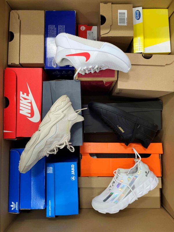 The photo shows a package with footwear in the category CS.