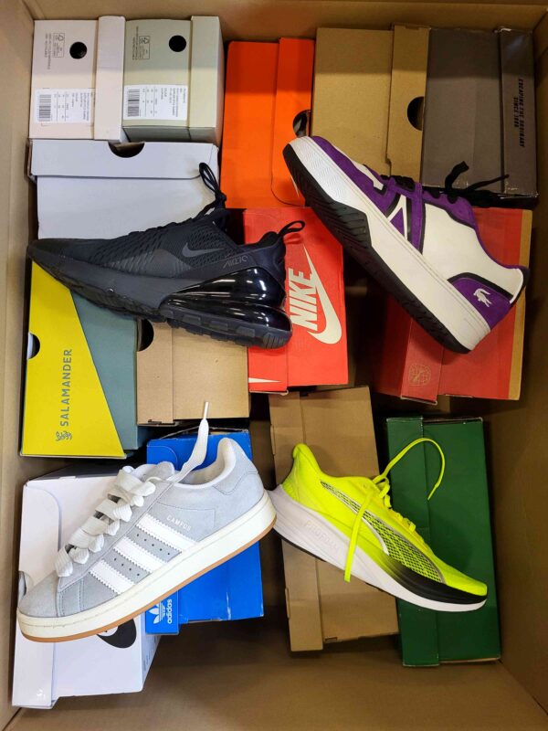 The photo shows a package with footwear in the category CS.
