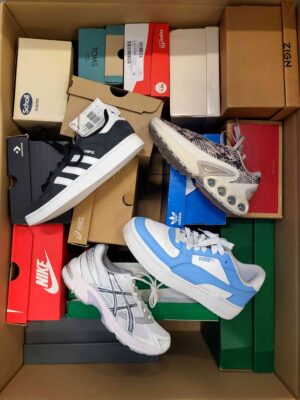 The photo shows a package with footwear in the category CS.