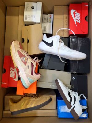 The photo shows a package with footwear in the category CS.