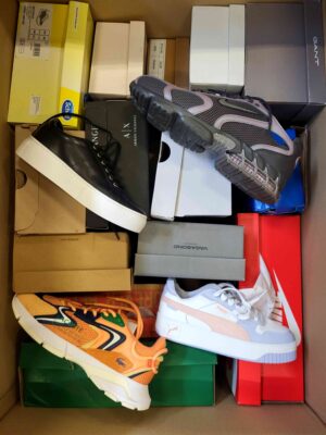 The photo shows a package with footwear in the category CS.