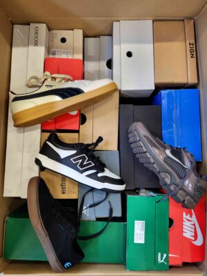 The photo shows a package with footwear in the category CS.