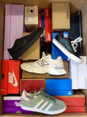 The photo shows a package with footwear in the category CS.