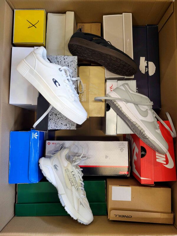 The photo shows a package with footwear in the category CS.