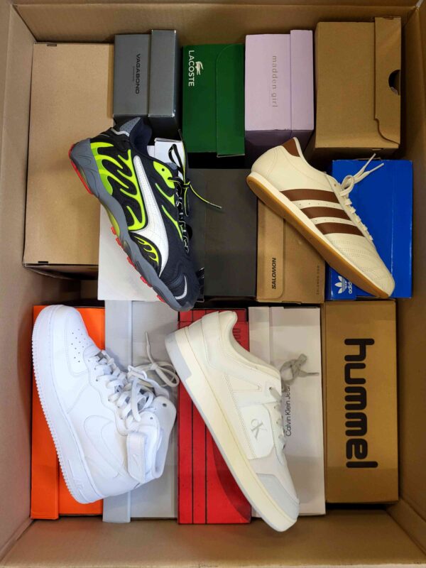 The photo shows a package with footwear in the category CS.