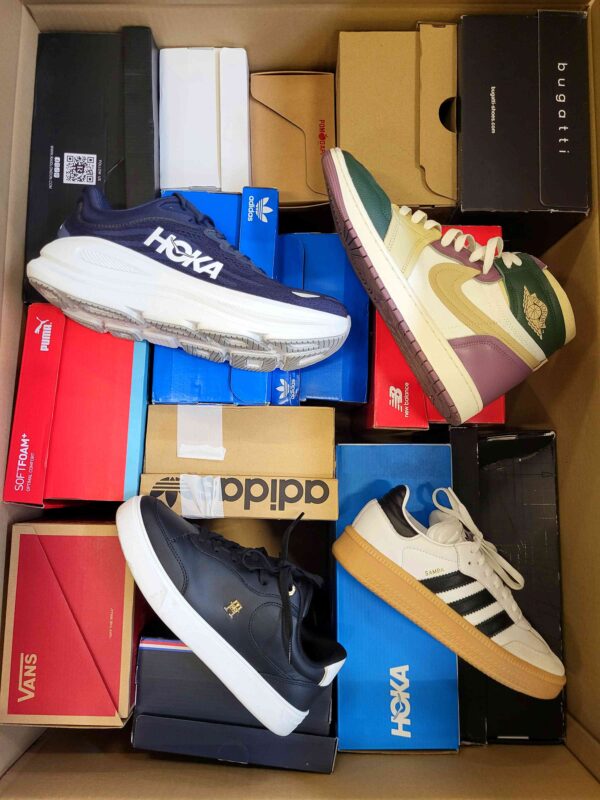 The photo shows a package with footwear in the category CS.