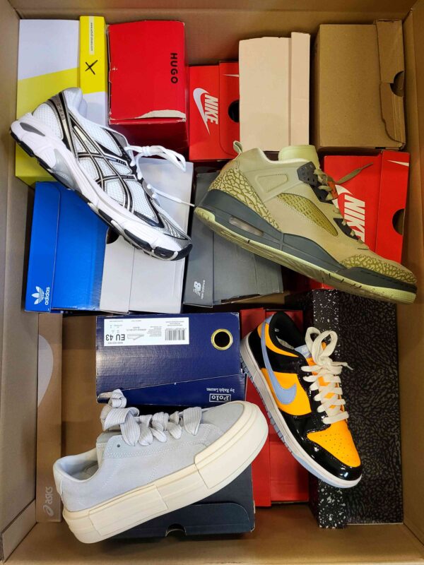 The photo shows a package with footwear in the category CS.