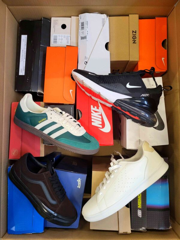 The photo shows a package with footwear in the category CS.