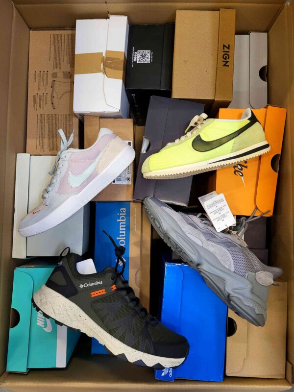 The photo shows a package with footwear in the category CS.