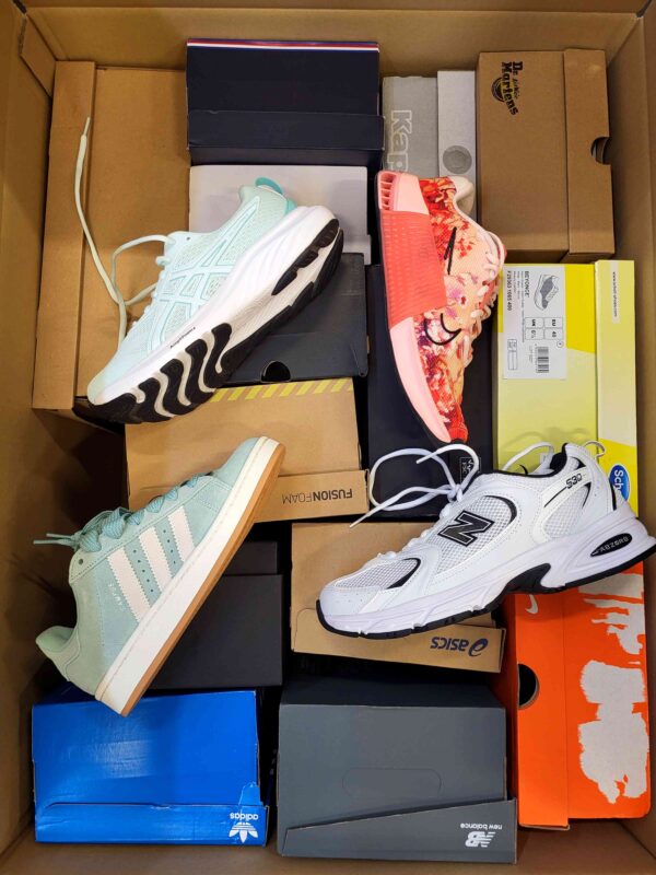 The photo shows a package with footwear in the category CS.