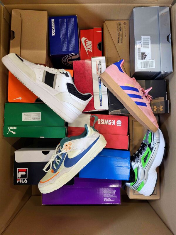 The photo shows a package with footwear in the category CS.