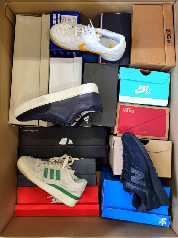 The photo shows a package with footwear in the category CS.