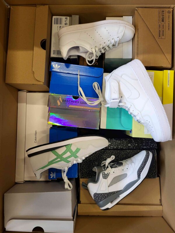The photo shows a package with footwear in the category CS.