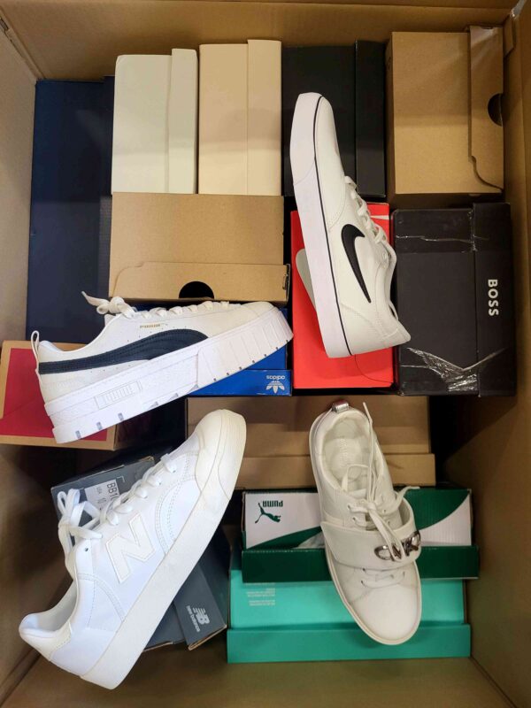 The photo shows a package with footwear in the category CS.