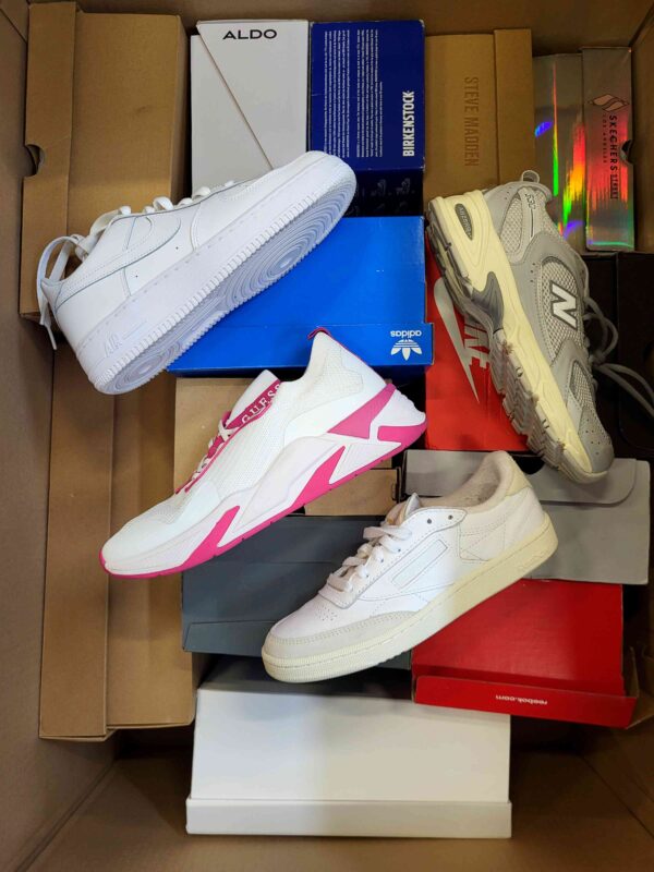 The photo shows a package with footwear in the category CS.