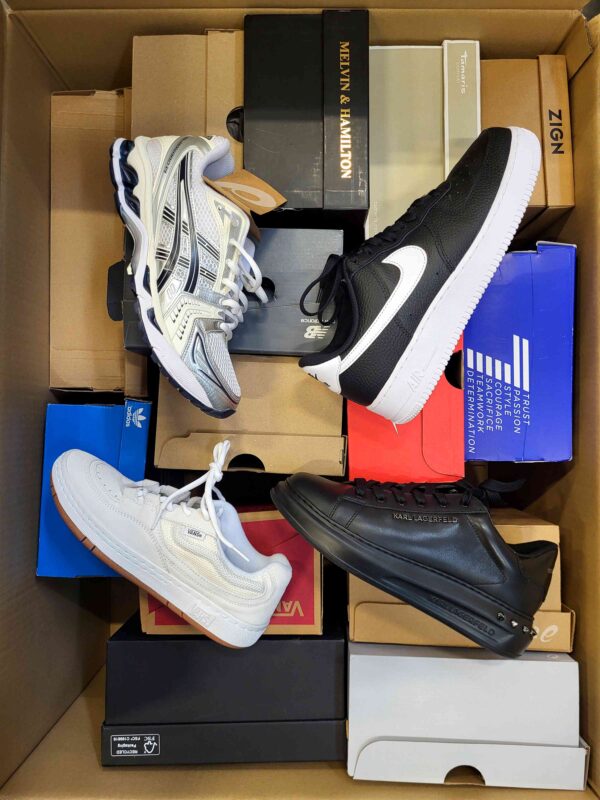 The photo shows a package with footwear in the category CS.