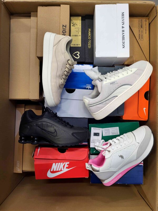 The photo shows a package with footwear in the category CS.