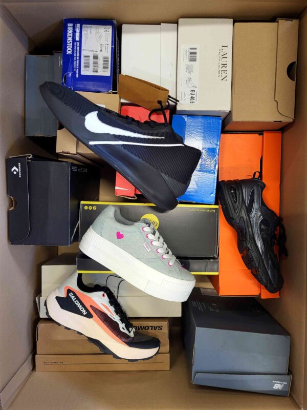 The photo shows a package with footwear in the category CS.