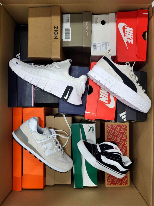 The photo shows a package with footwear in the category CS.
