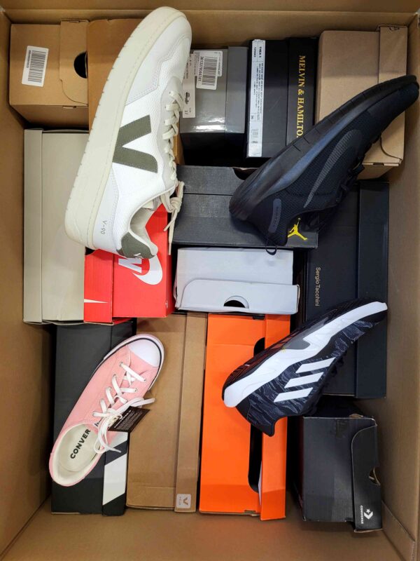 The photo shows a package with footwear in the category CS.