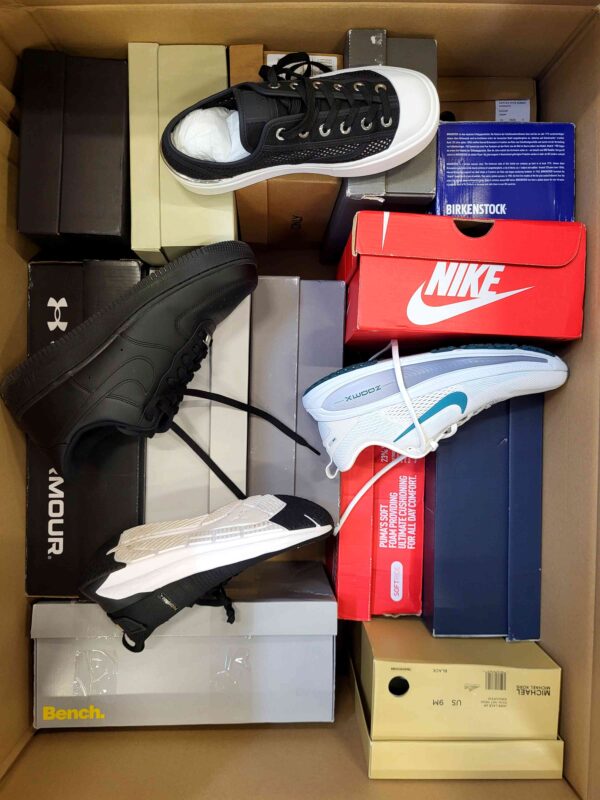 The photo shows a package with footwear in the category CS.