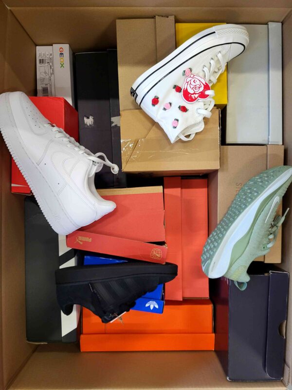 The photo shows a package with footwear in the category CS.