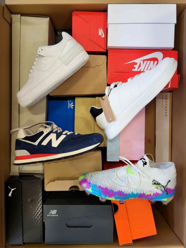 The photo shows a package with footwear in the category CS.