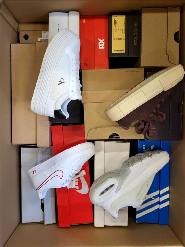 The photo shows a package with footwear in the category CS.