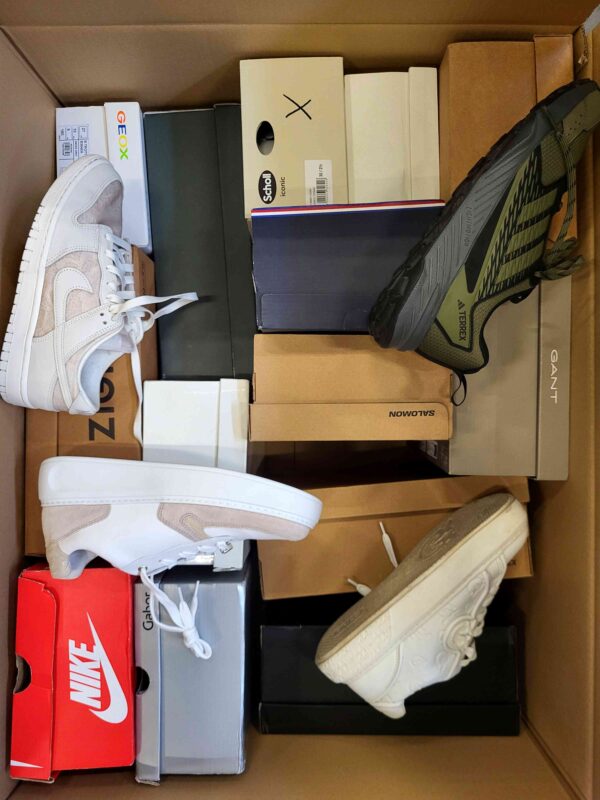 The photo shows a package with footwear in the category CS.