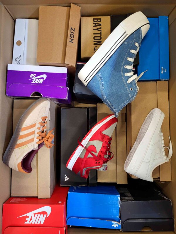 The photo shows a package with footwear in the category CS.