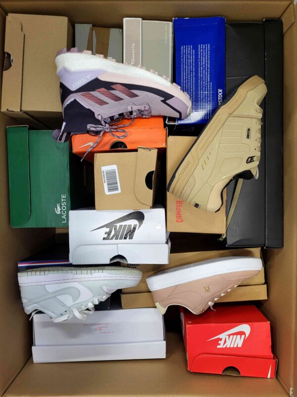 The photo shows a package with footwear in the category CS.