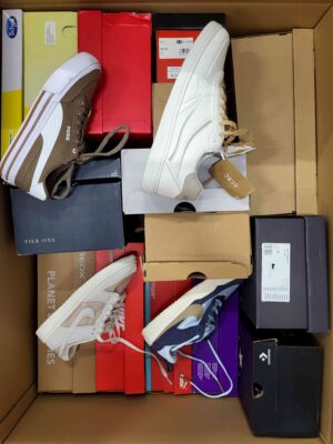 The photo shows a package with footwear in the category CS.