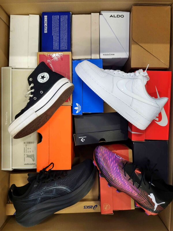 The photo shows a package with footwear in the category CS.