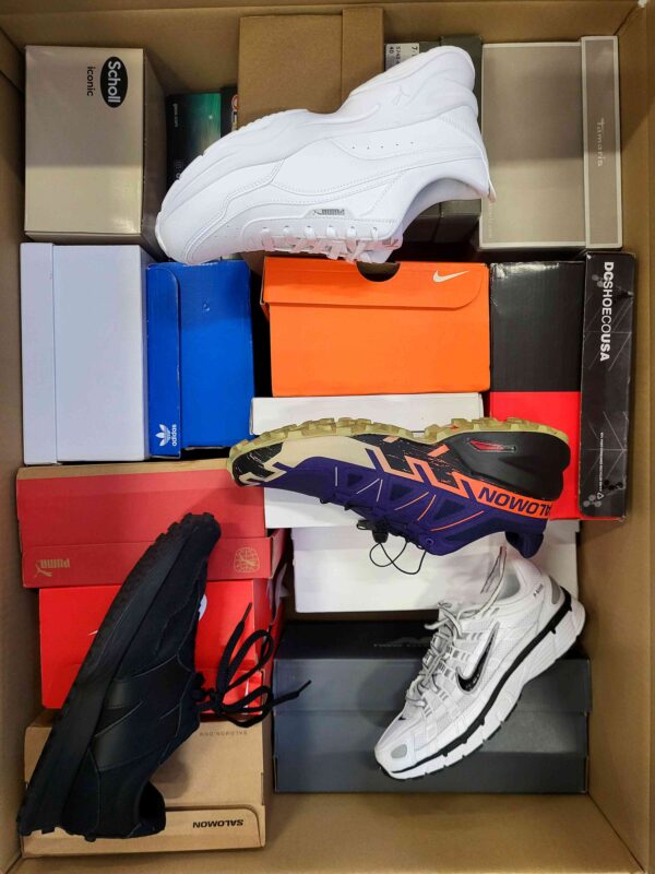 The photo shows a package with footwear in the category CS.