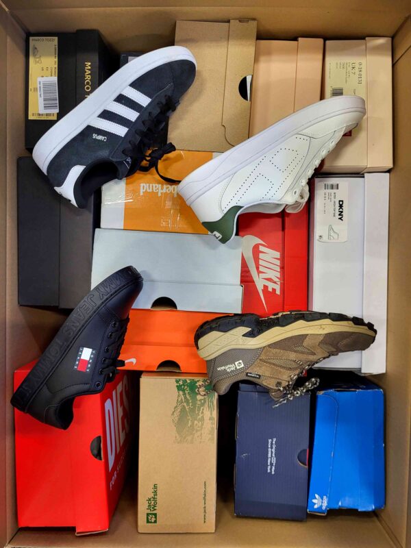 The photo shows a package with footwear in the category CS.