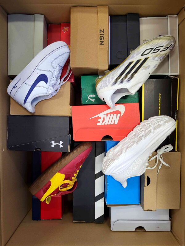The photo shows a package with footwear in the category CS.