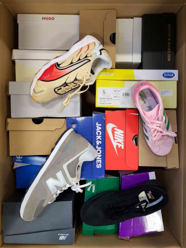 The photo shows a package with footwear in the category CS.