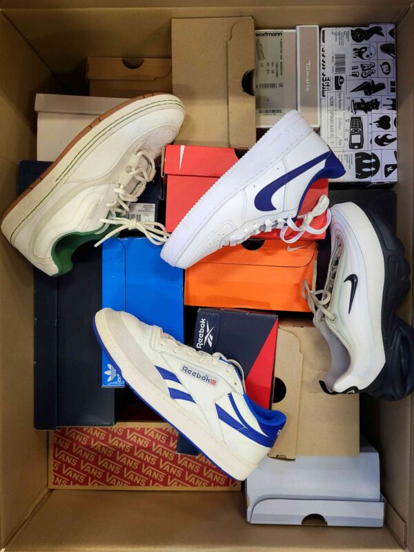 The photo shows a package with footwear in the category CS.