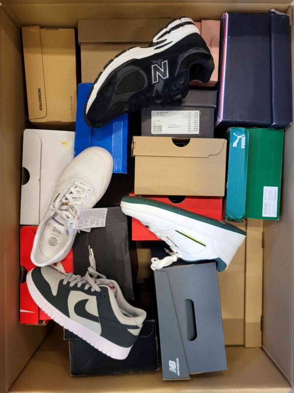 The photo shows a package with footwear in the category CS.