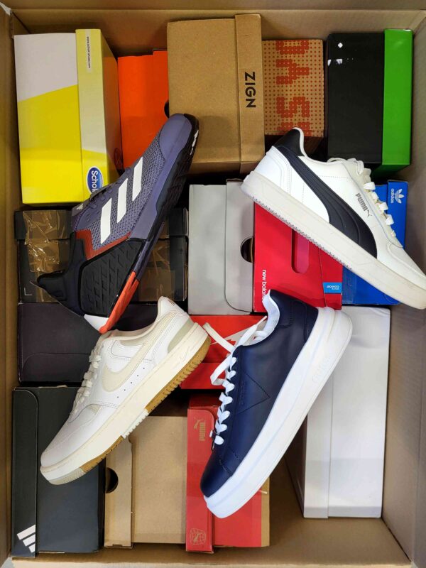 The photo shows a package with footwear in the category CS.