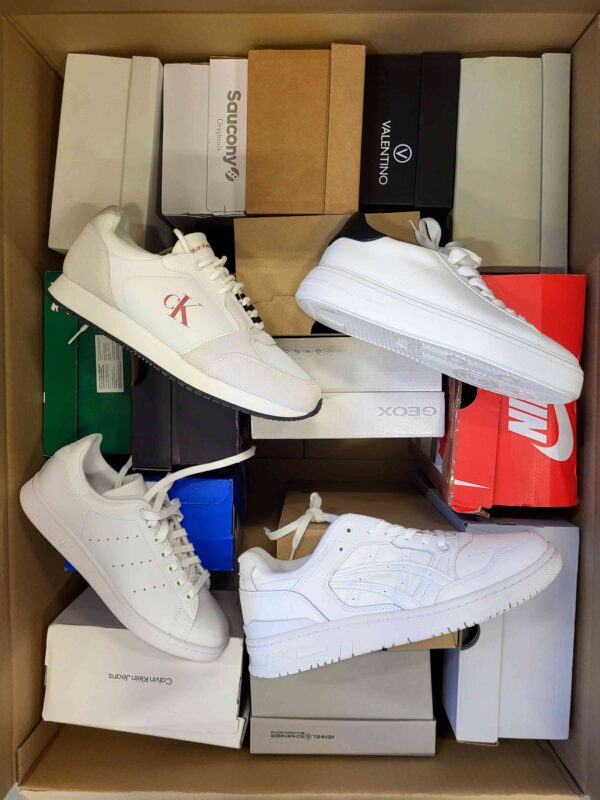 The photo shows a package with footwear in the category CS.