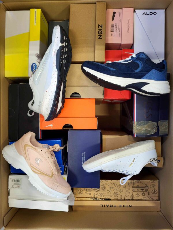 The photo shows a package with footwear in the category CS.