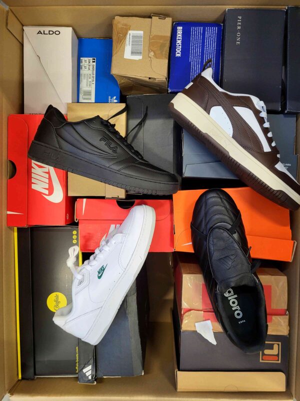 The photo shows a package with footwear in the category CS.