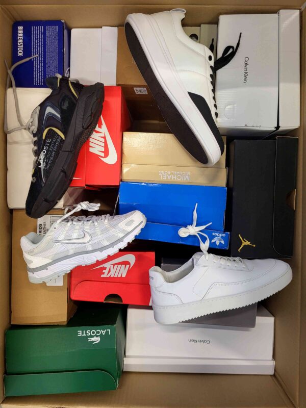 The photo shows a package with footwear in the category CS.