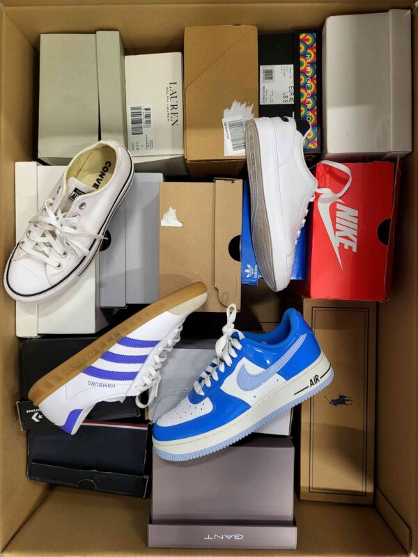 The photo shows a package with footwear in the category CS.