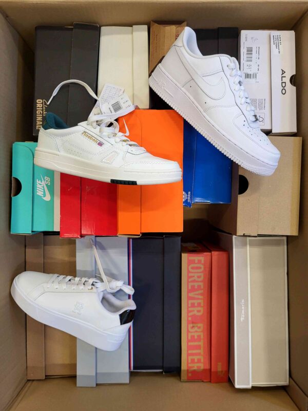 The photo shows a package with footwear in the category CS.