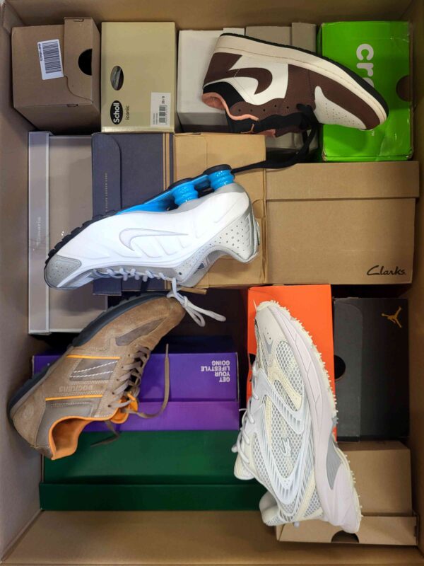 The photo shows a package with footwear in the category CS.