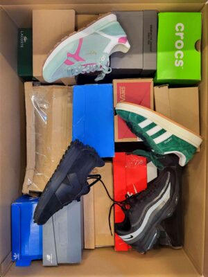 The photo shows a package with footwear in the category CS.